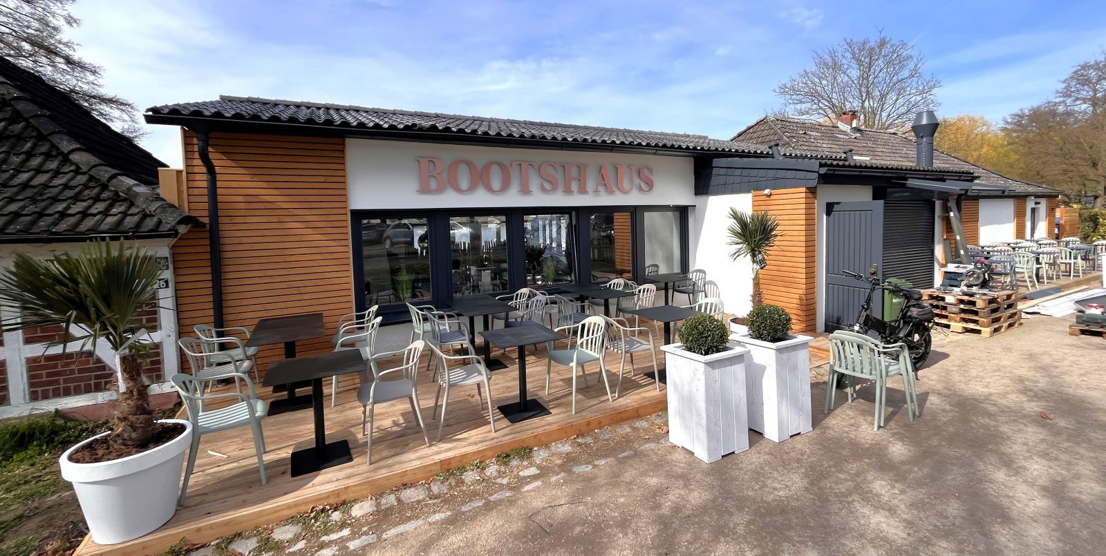 Das Bootshaus an der Außenmühle ist kaum wiederzuerkennen. Montag gehts endlich los. Foto: Christian Bittcher