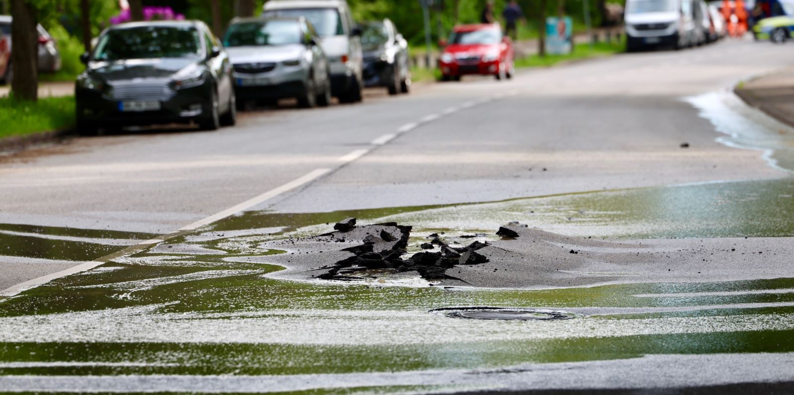 Zwischen Bremer Straße und Dahlkamp musste der Marmstorfer Weg aufgrund der aufgerissenen Fahrbahn vollständig gesperrt werden. Foto: Lenthe-Medien/Reimer