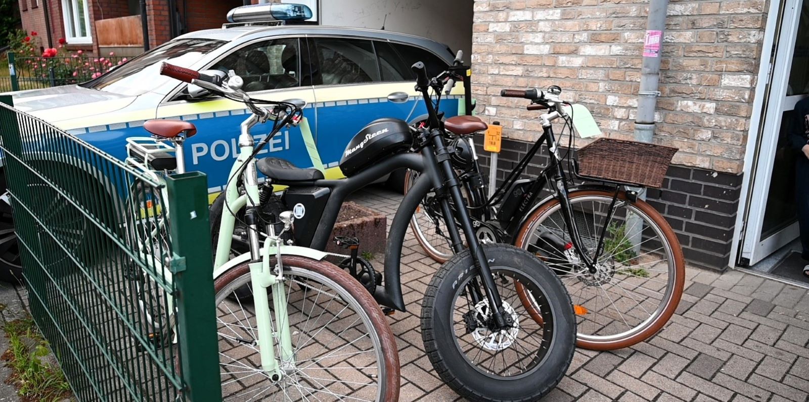 Im Keller des Hauses stießen die Einsatzkräfte auf mehrere E-Bikes und E-ScooterFoto: Lenthe-Medien