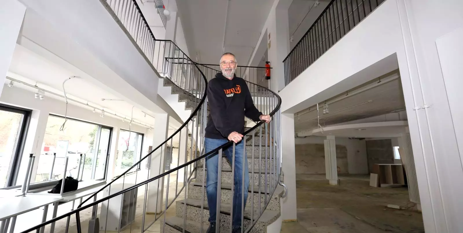 Viel Platz auf zwei Etagen: Vorstandsmitglied Ansbert Kneip in den neuen Räumen der Harburger Tafel. Foto: Christian Bittcher