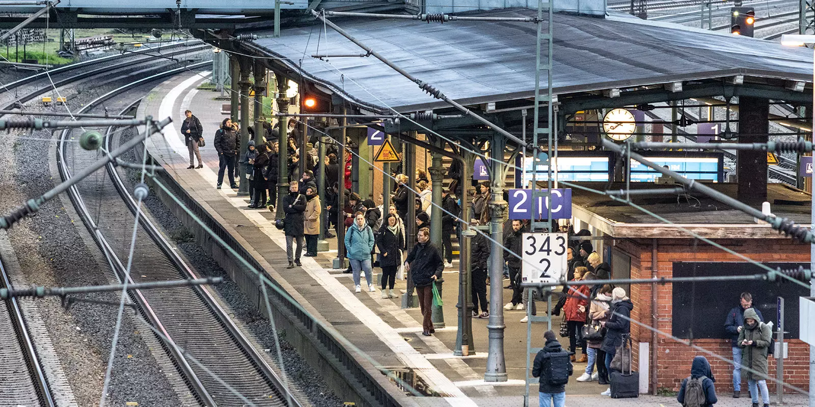 Überschaubar war es gegen 8 Uhr auf dem Bahnsteig im Bahnhof Harburg. Foto: zv
