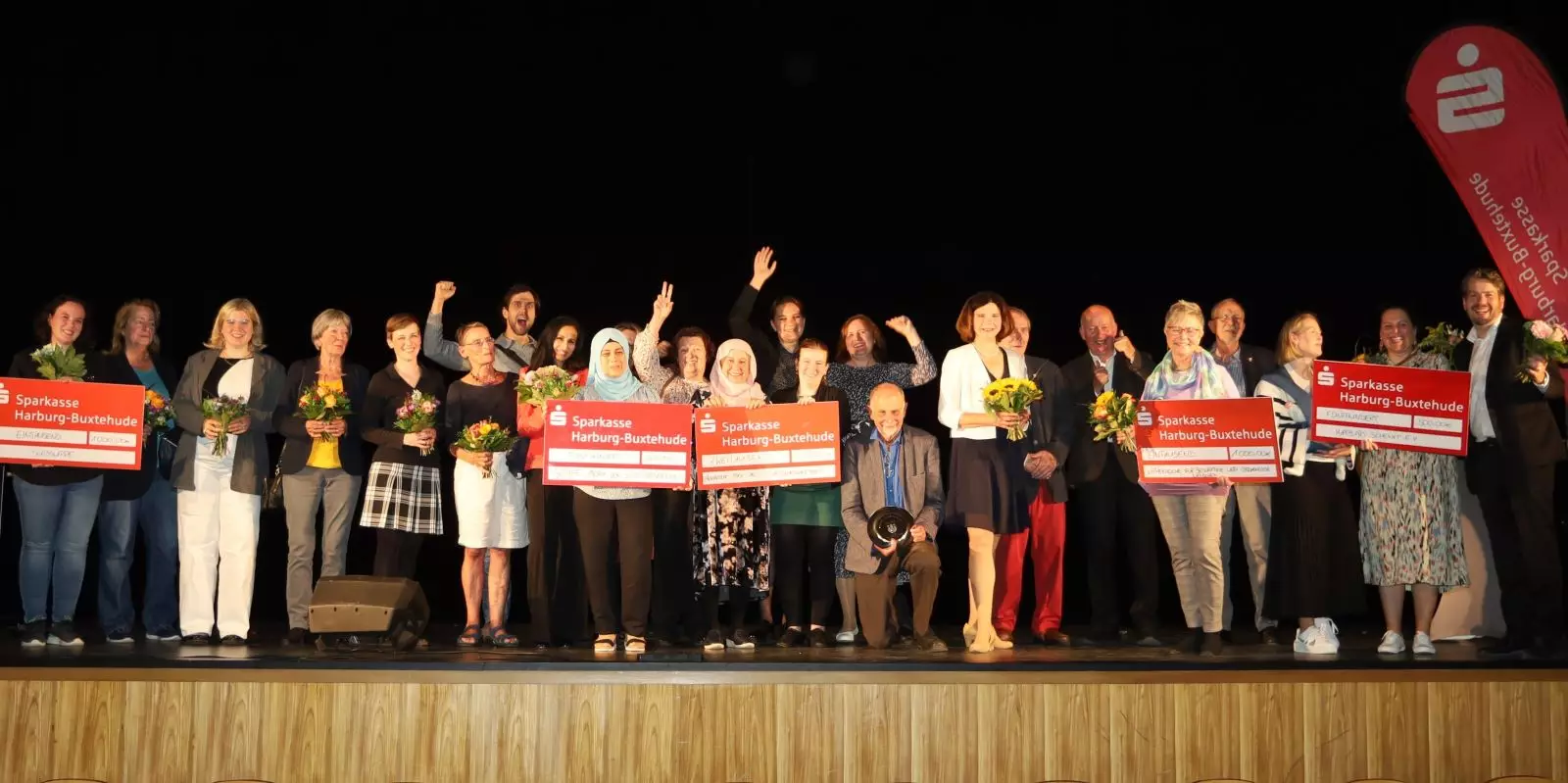 Gruppenfoto mit allen Preisträgern und Laudatoren auf der Bühne des Helms-Saals. Foto: Christian Bittcher