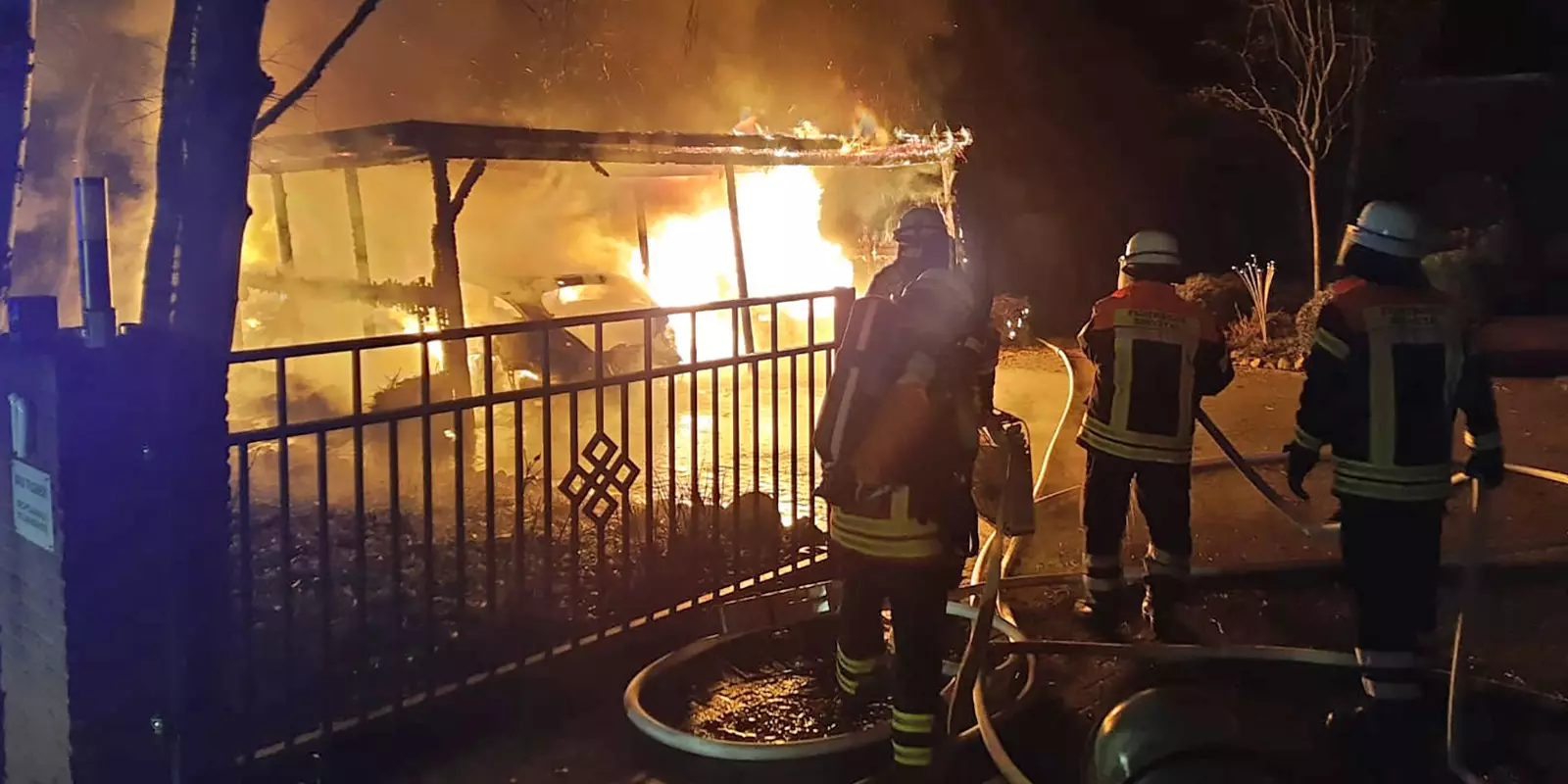 Das brennende Carport am Kleckener Kirchweg. Foto: Frederik Kötke