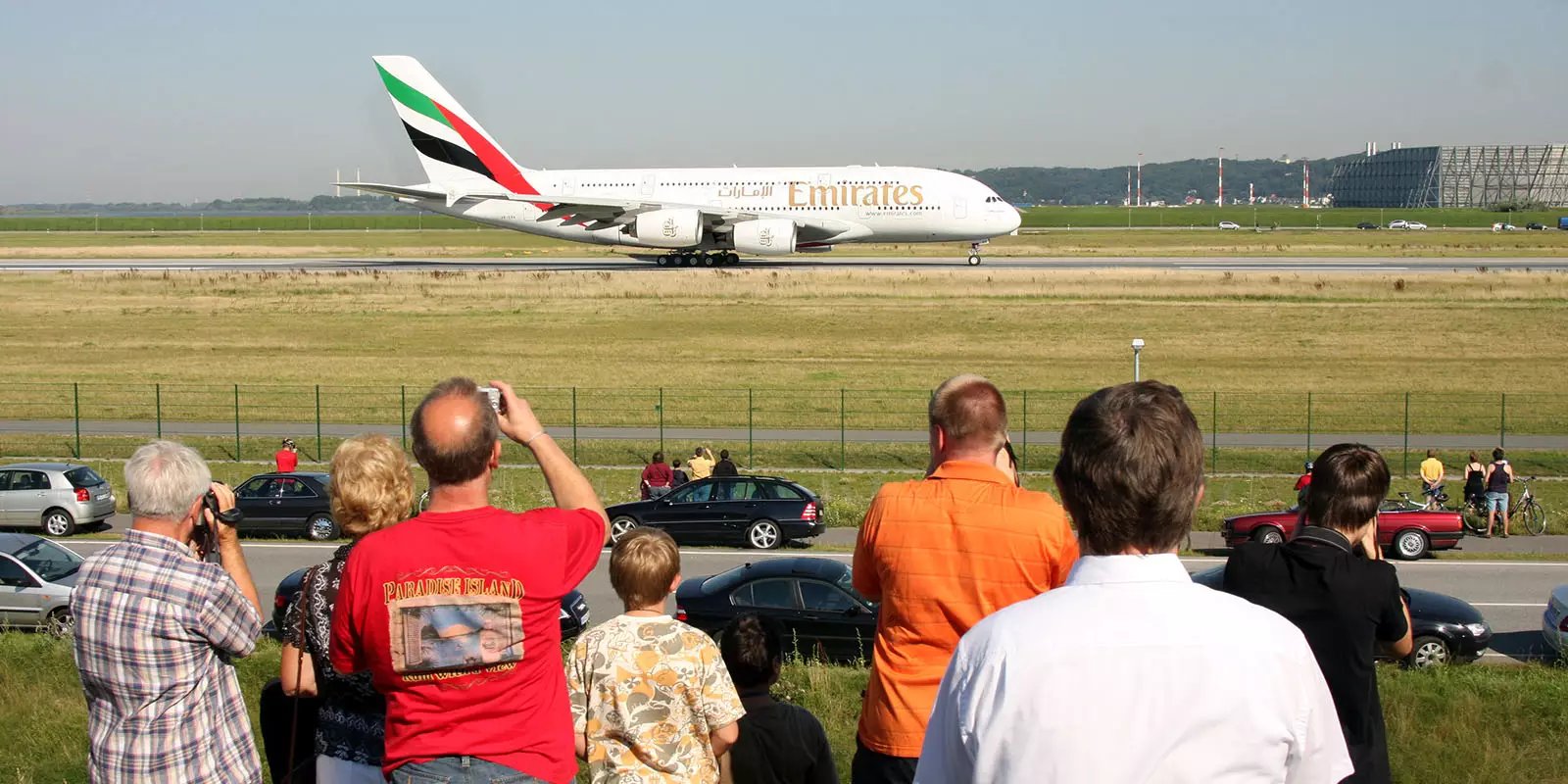 Viele Menschen kamen am 29. Juli 2008 nach Finkenwerder, um den Start des A380 zu beobachten. Foto: zv