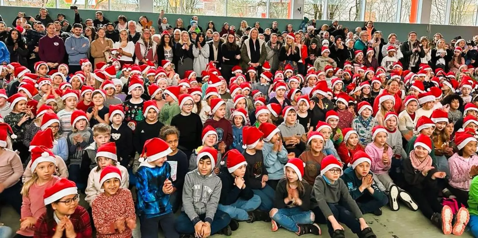 650 kleine Weihnachtsmänner versammelten sich zum Singen in der Sporthalle. Foto: privat