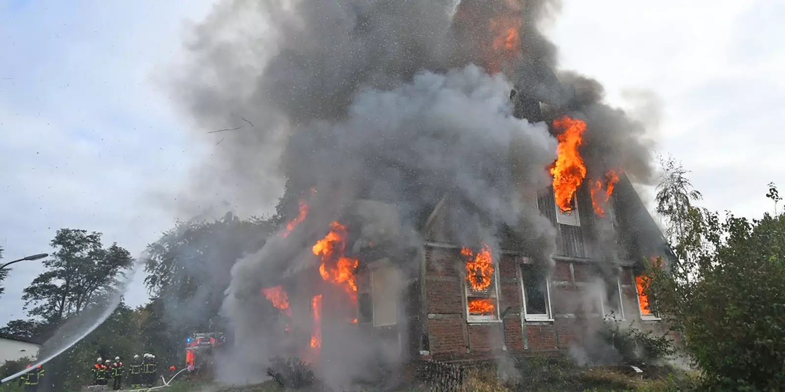 Das brennende Haus in Neuland. Foto: Lenthe-Medien
