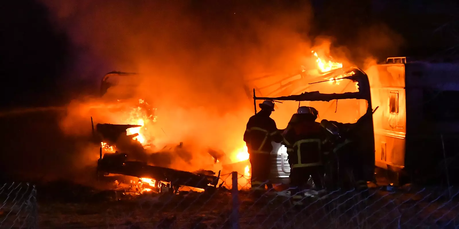 Die brennenden Wohnwagen. Foto: Lenthe-Medien