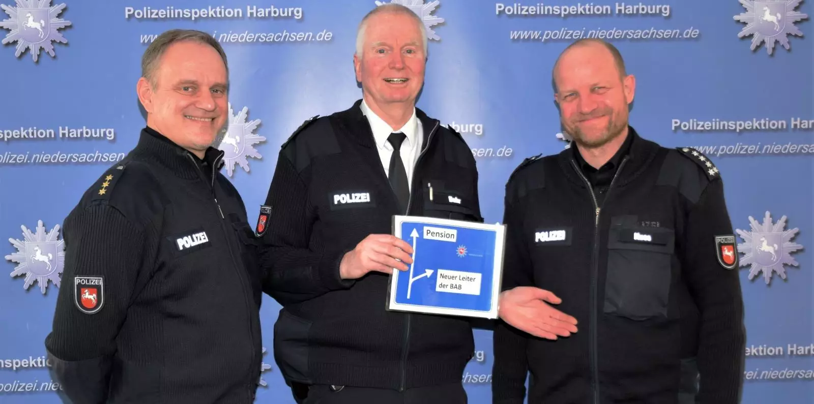 Thomas Meyn (v.l.) dankte Wilhelm Buhr für seine langjährige Tätigkeit und wünschte Nachfolger Oliver Kues alles Gute. Foto: Polizei