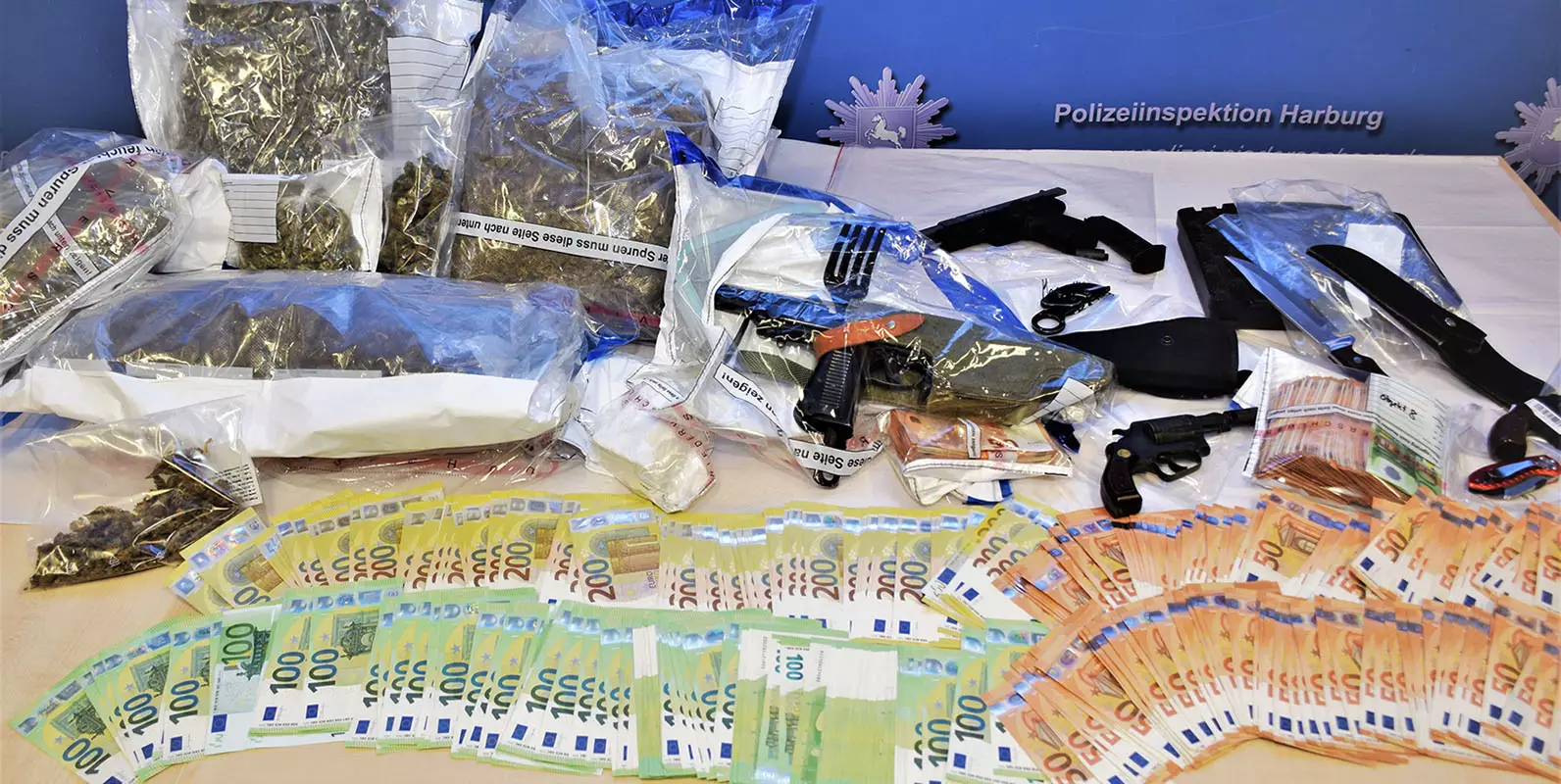 Bei der Aktion sichergestellte Waffen, Drogen und Geld. Foto: Polizei