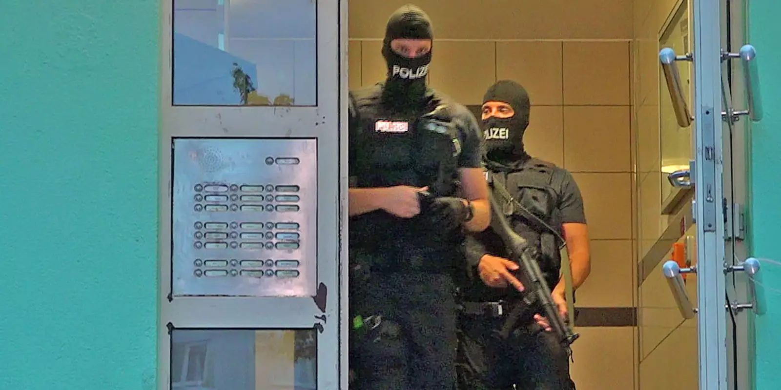 Bundespolizisten bei der Durchsuchung am Stubbenhof. Foto: Lenthe-Medien