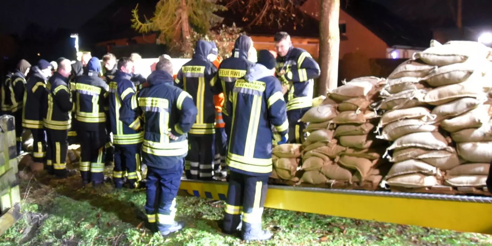 Einsatzkräfte der Landkreis-Feuerwehren bei ihrem Einsatz beim Hochwasser im Heidekreis. Foto: Feuerwehr