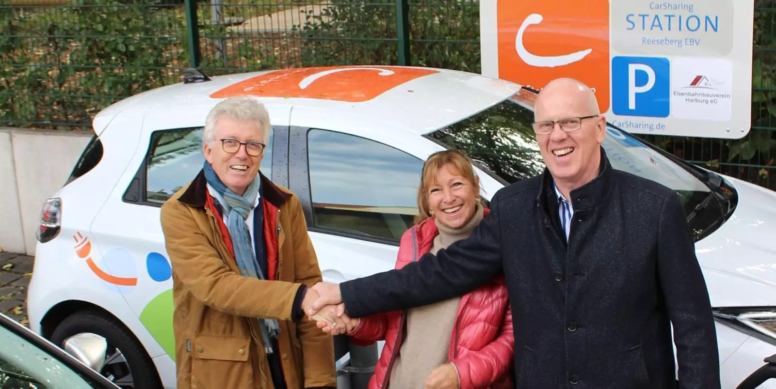 Carsten Redlich, Alexandra Chrobok und Joachim Bode eröffneten die neue Car-Sharing-Station am Reeseberg. Foto: privat