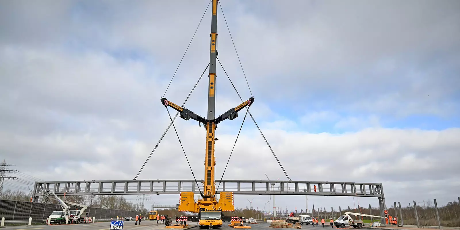 Die Verkehrszeichenbrücke wird eingehängt. Foto: Lenthe-Medien