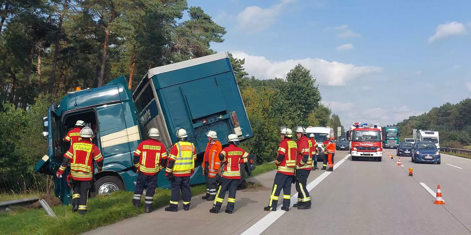 Der verunglückte Lastzug auf der A7 bei Evendorf. Foto: Feuerwehr
