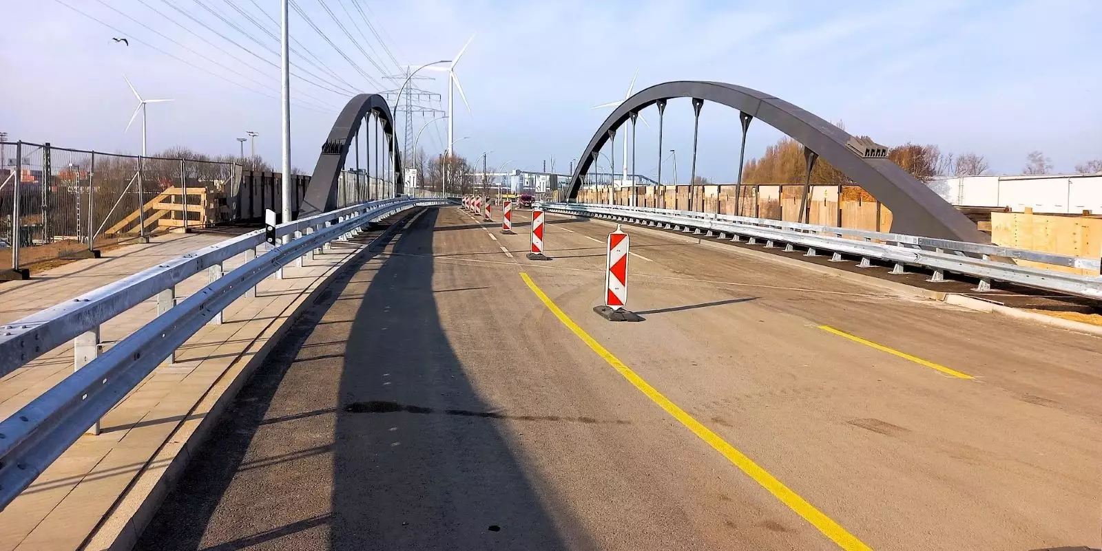 Am vergangenen Wochenende hat die Hamburg Port Authority (HPA) den ersten Bauabschnitt der Finkenwerder Brücke erfolgreich fertiggestellt.  Foto: HPA