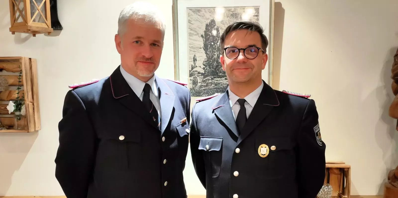 Lars Otten (links) ehrte Markus Gemmeker mit dem Niedersächsischen Ehrenzeichen. Foto: Feuerwehr