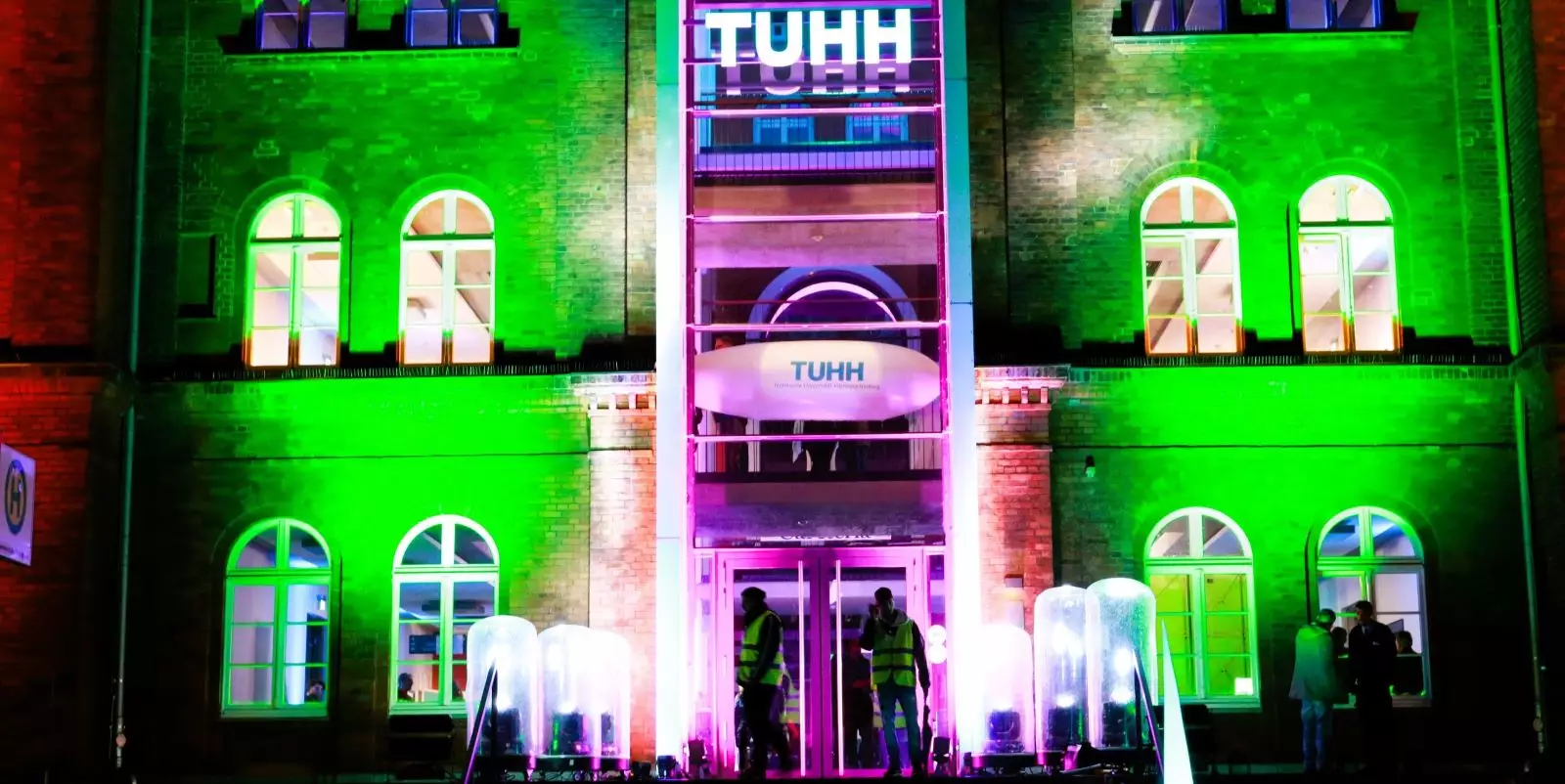 Der bunt illuminierte Haupteingang der TUHH. Foto: Christian Bittcher