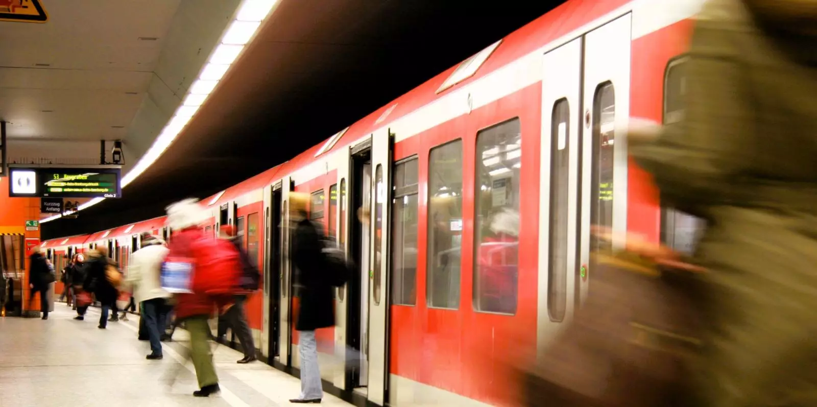 Die S-Bahn zwischen Harburg und Hauptbahnhof wird täglich von vielen Menschen genutzt. Foto: Christian Bittcher