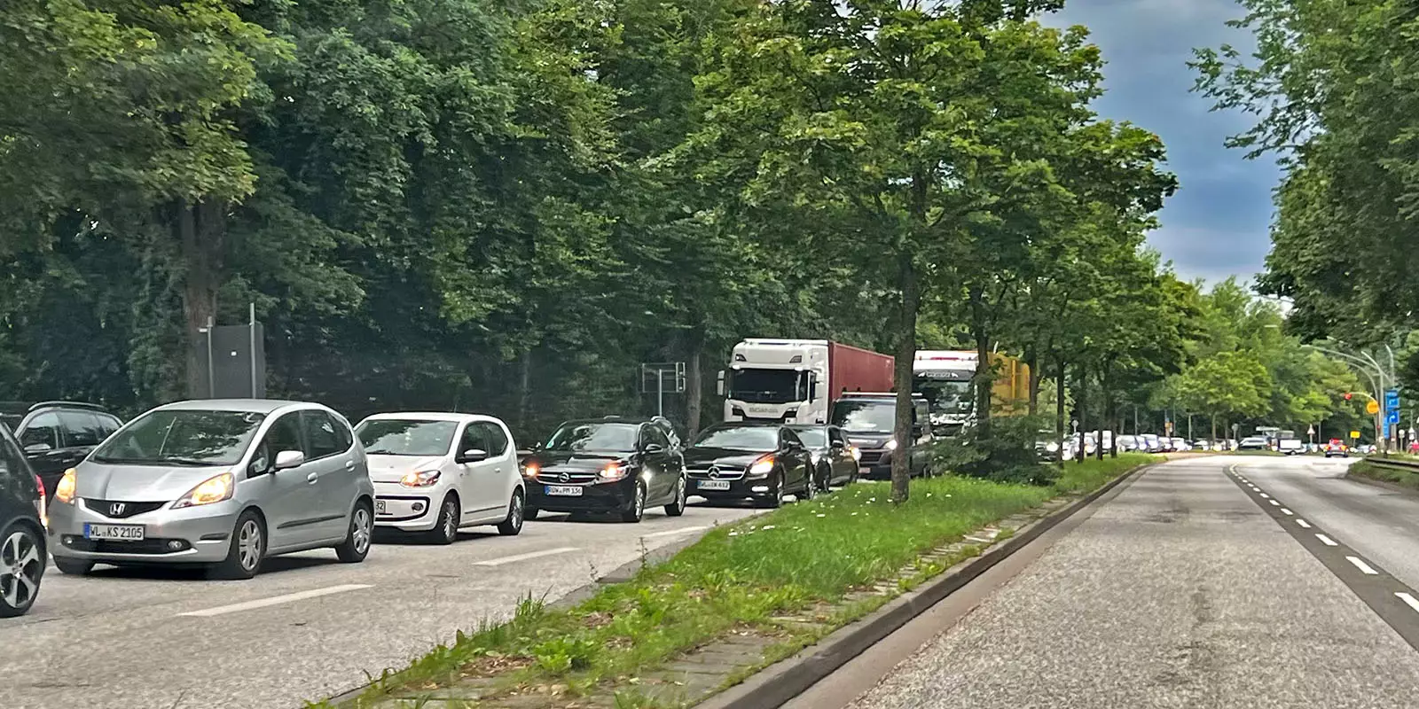 Fahrzeuge stauen sich auf der Bremer Straße vor der Kreuzung. Foto: zv