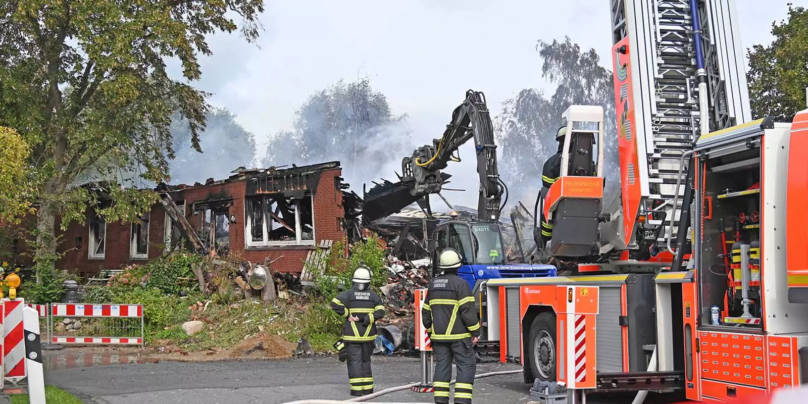 Mit schwerem Gerät wurde die Brandruine abgerissen. Foto: Lenthe-Med