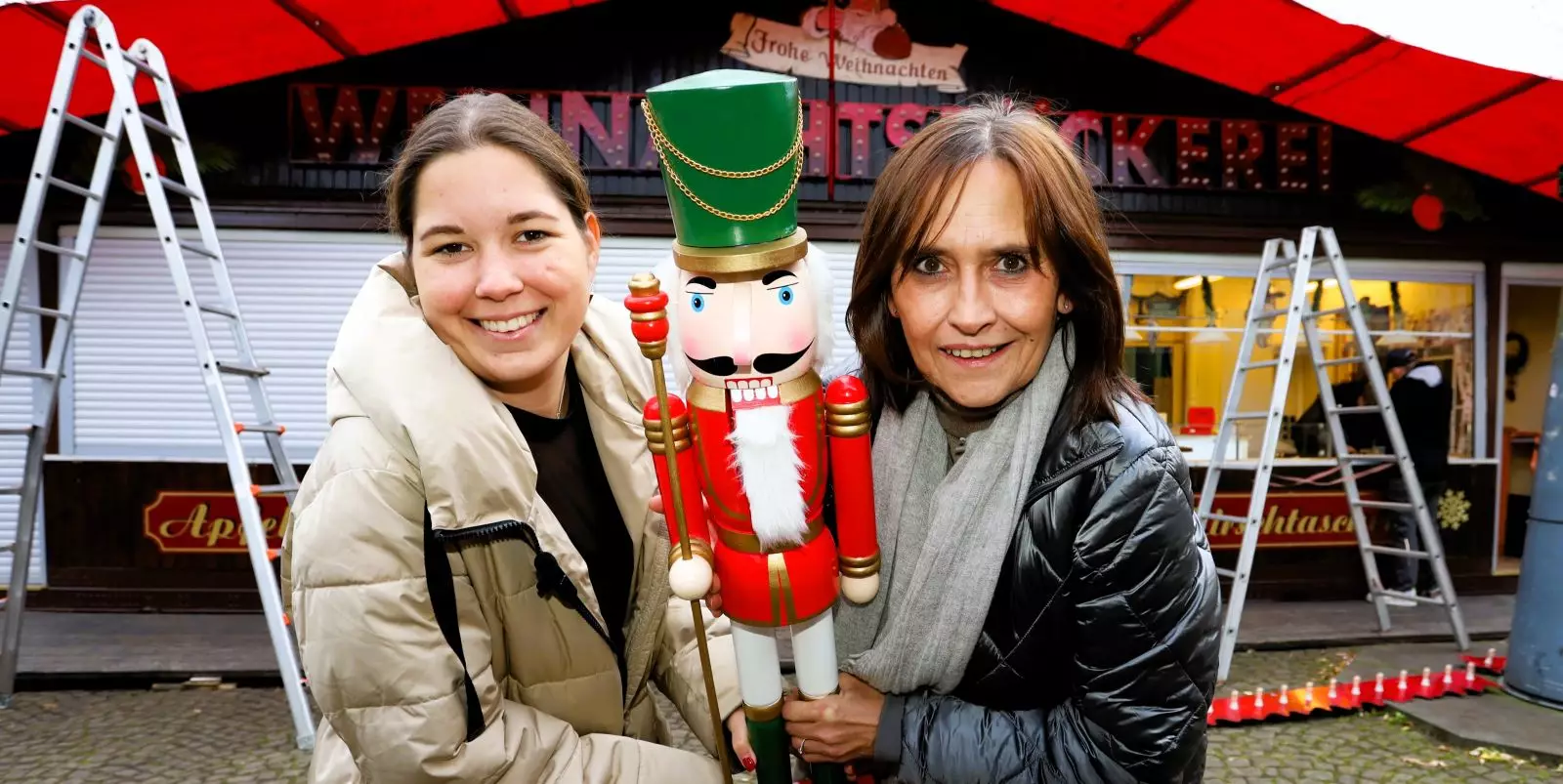 Louisa Knipschild vom Harburg Marketing (links) und Anne Rehberg freuen sich auf den Harburger Weihnachtsmarkt. Foto: Christian Bittcher