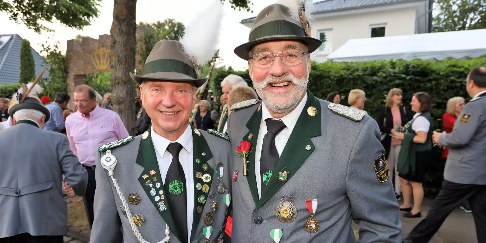 Der alte und der neue Kommandeur des SV Marmstorf: Horst Schäkel (links) und Michael Pahlke. Foto: Christian Bittcher