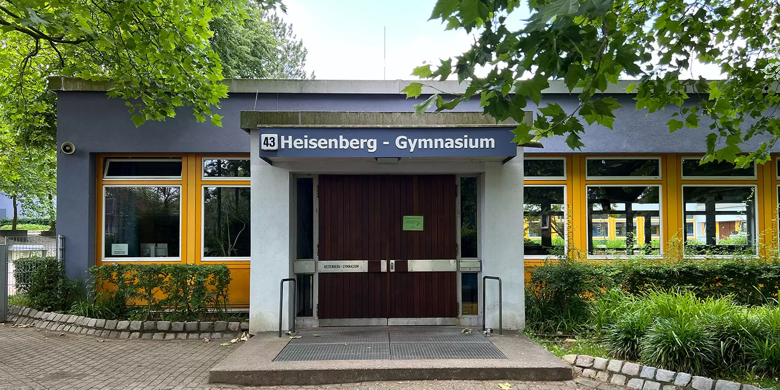 Der Eingang zum Heisenberg-Gymnasium. Foto: zv