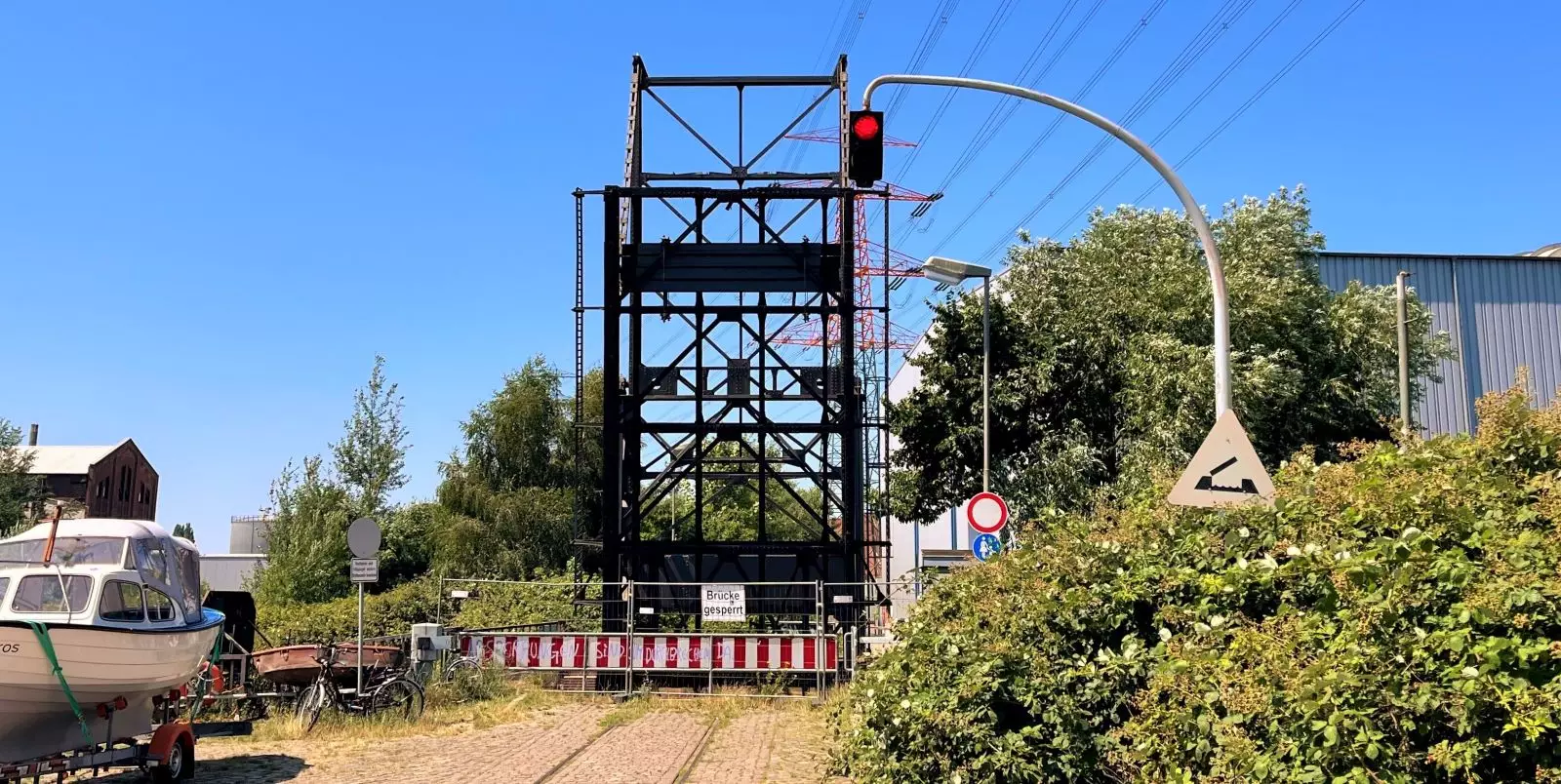 Gesperrte Holzhafen-Klappbrücke: Die Ampel vor der Brücke zeigt 24 Stunden am Tag Dauer-Rot. Foto: Christian Bittcher