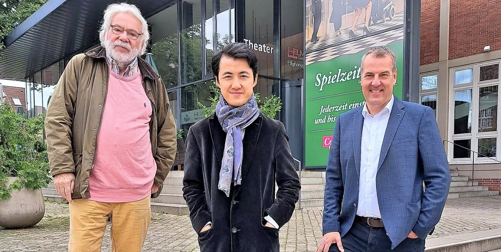 Dieter Klar (links), Haiou Zhang und Andreas Sommer vor dem Harburger Theater. Foto: Sparkasse