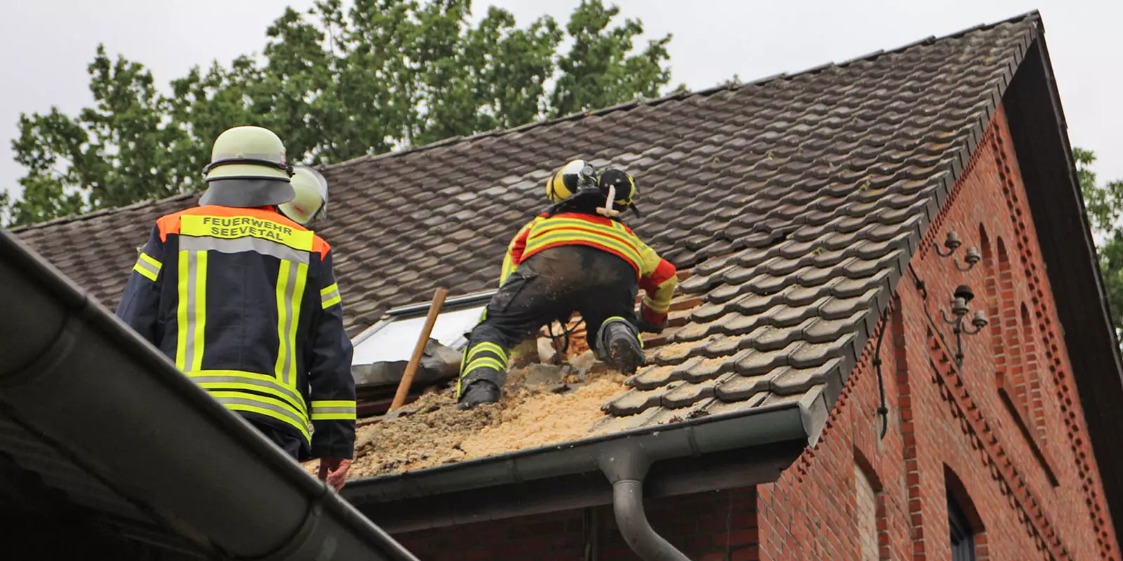 Feuerwehrleute bei Löscharbeiten auf dem Dach. Foto: Feuerwehr
