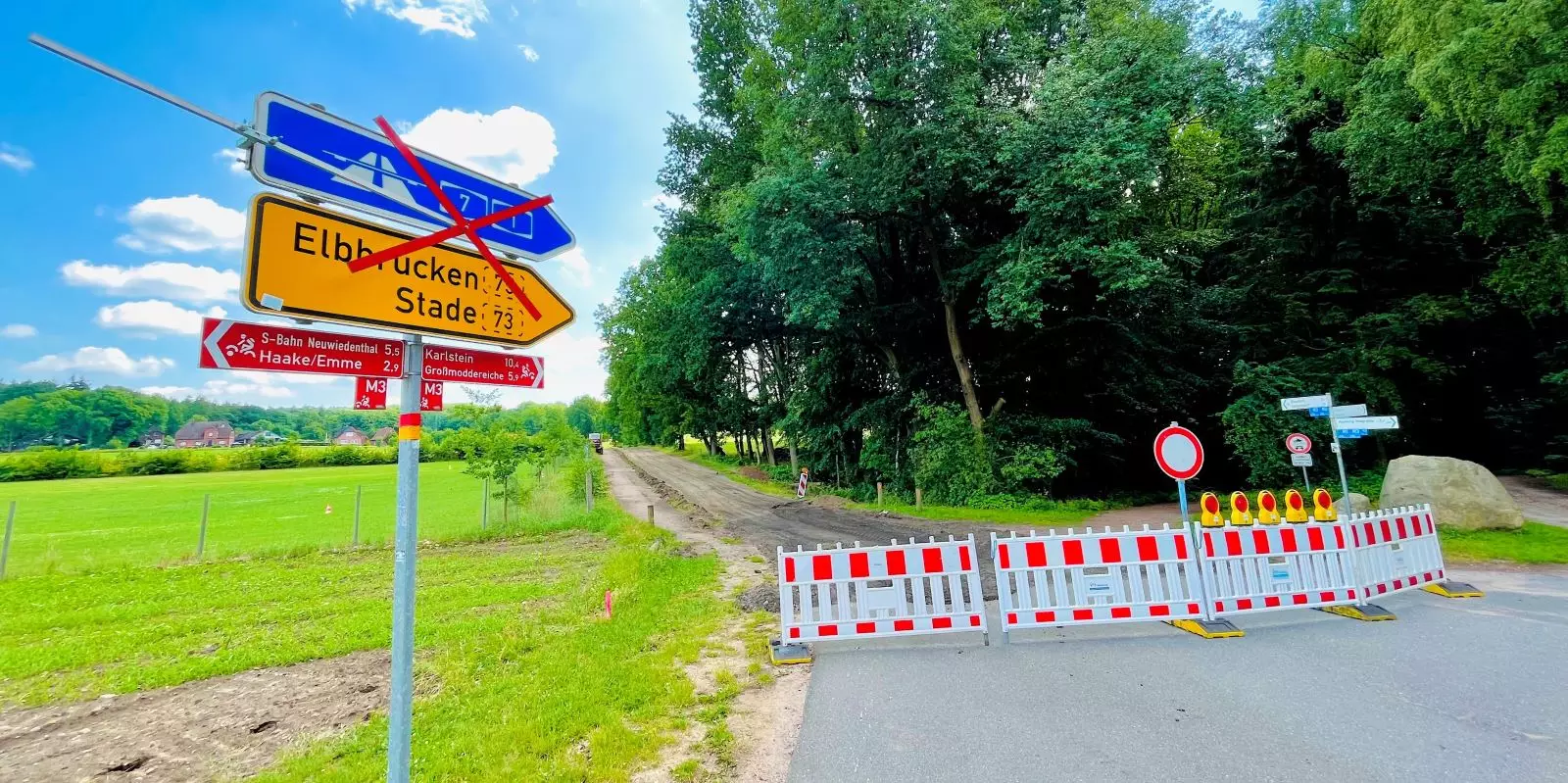 Voll gesperrt: Die Straße Am Wildpark in Vahrendorf. Foto: Christian Bittcher