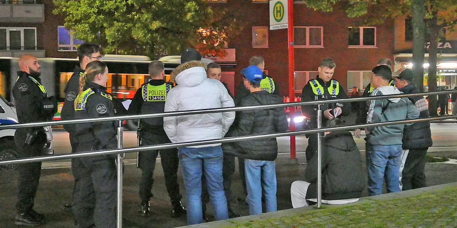 Von der Polizei festgesetzte Jugendliche am Montag am Harburger Ring. Foto: Lenthe-Medien