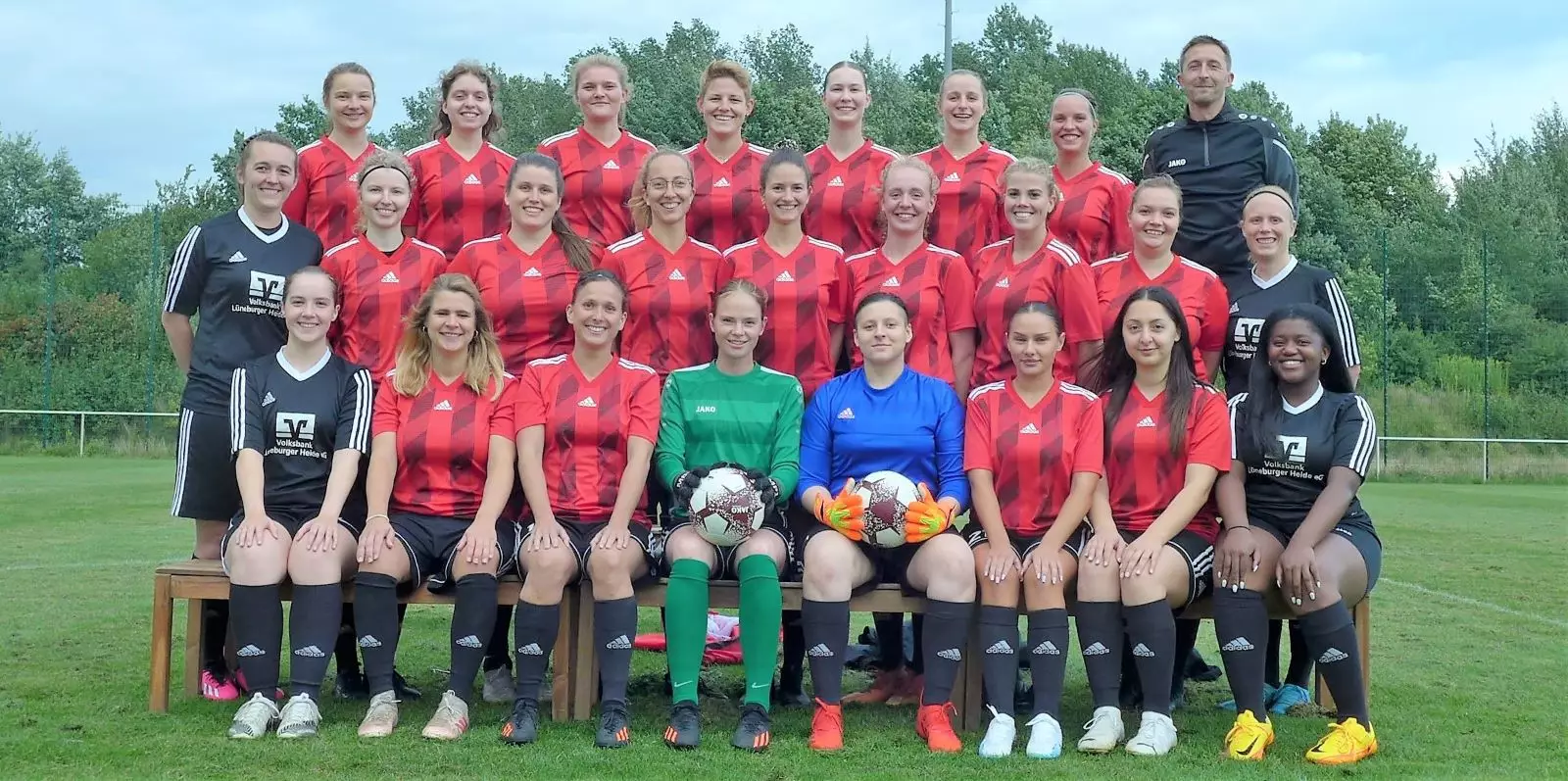 Der neue große Kader der Fußball-Frauen vom TuS Fleestedt. Foto: U. Vergin