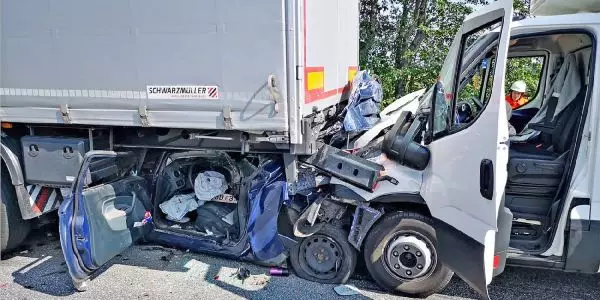 Horrorunfall auf der A1: Kleinlaster schiebt Auto unter Lastzug