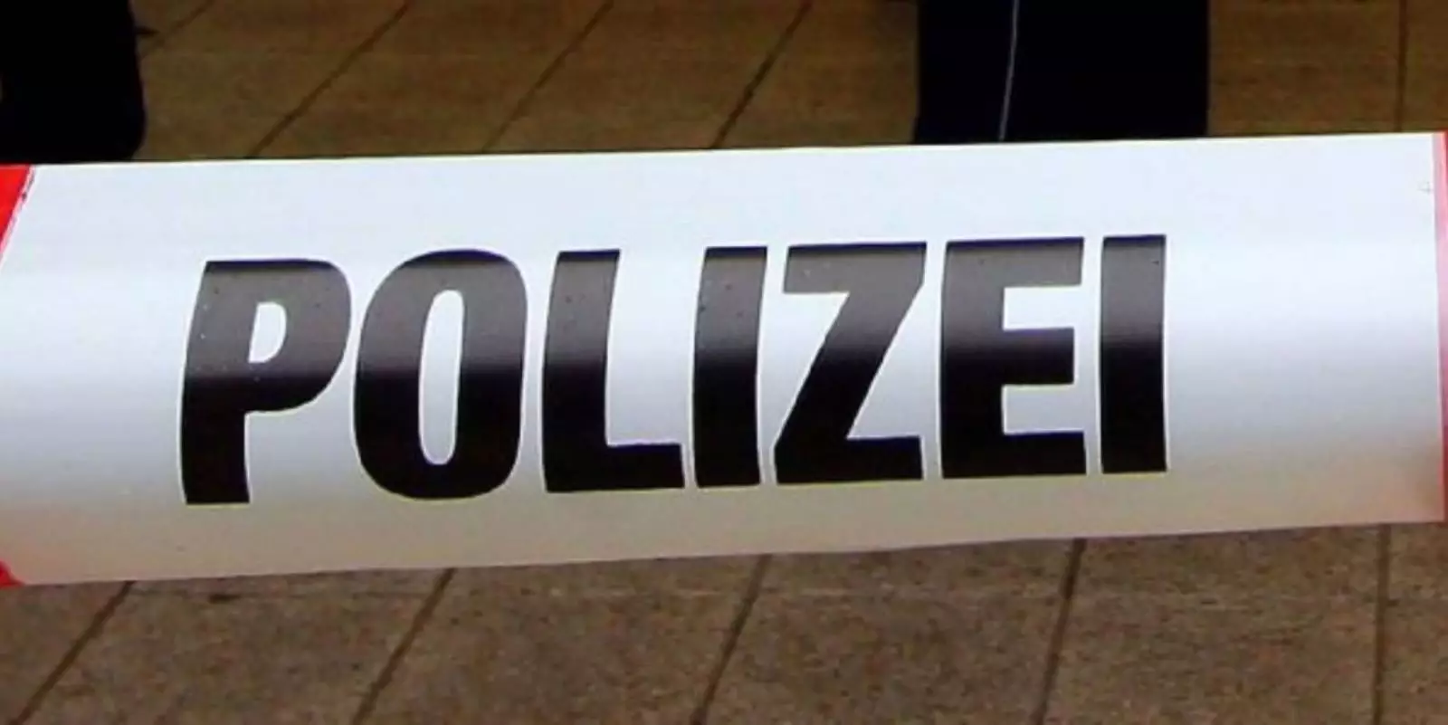 Tostedt: Mann springt vor fahrendes Auto und landet im Gewahrsam der Polizei