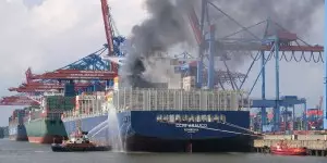 Feuer auf Containerfrachter