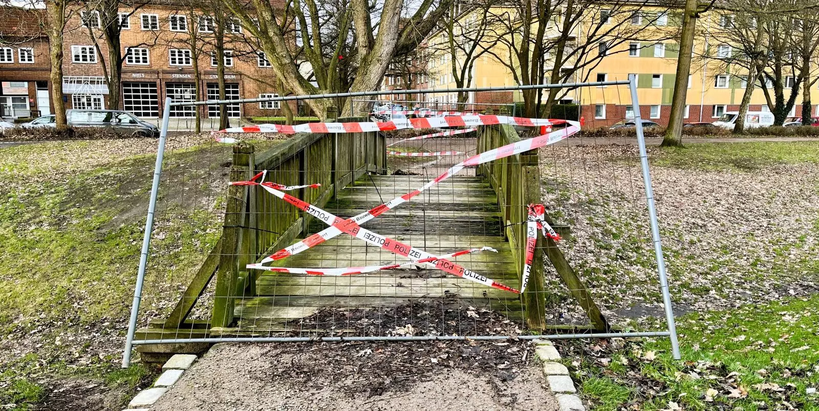 Im Rahmen der Arbeiten wird auch die seit letztem Sommer gesperrte Holzbrücke im Park erneuert. Foto: Christian Bittcher