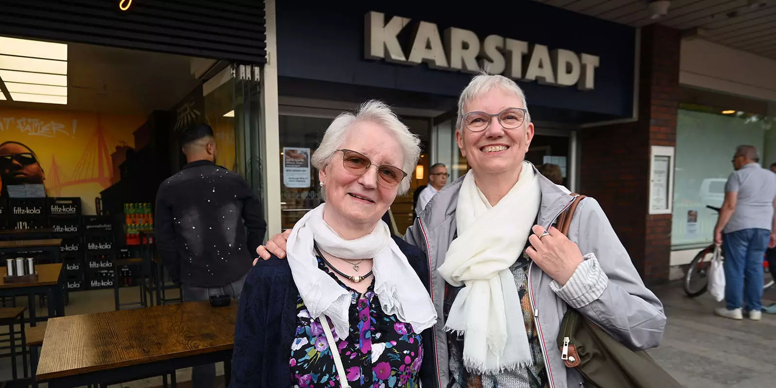 Angelika Deutsch  und ihre Schwester Brigitte Krause waren die letzten Kunden. Foto: Lenthe-Medien