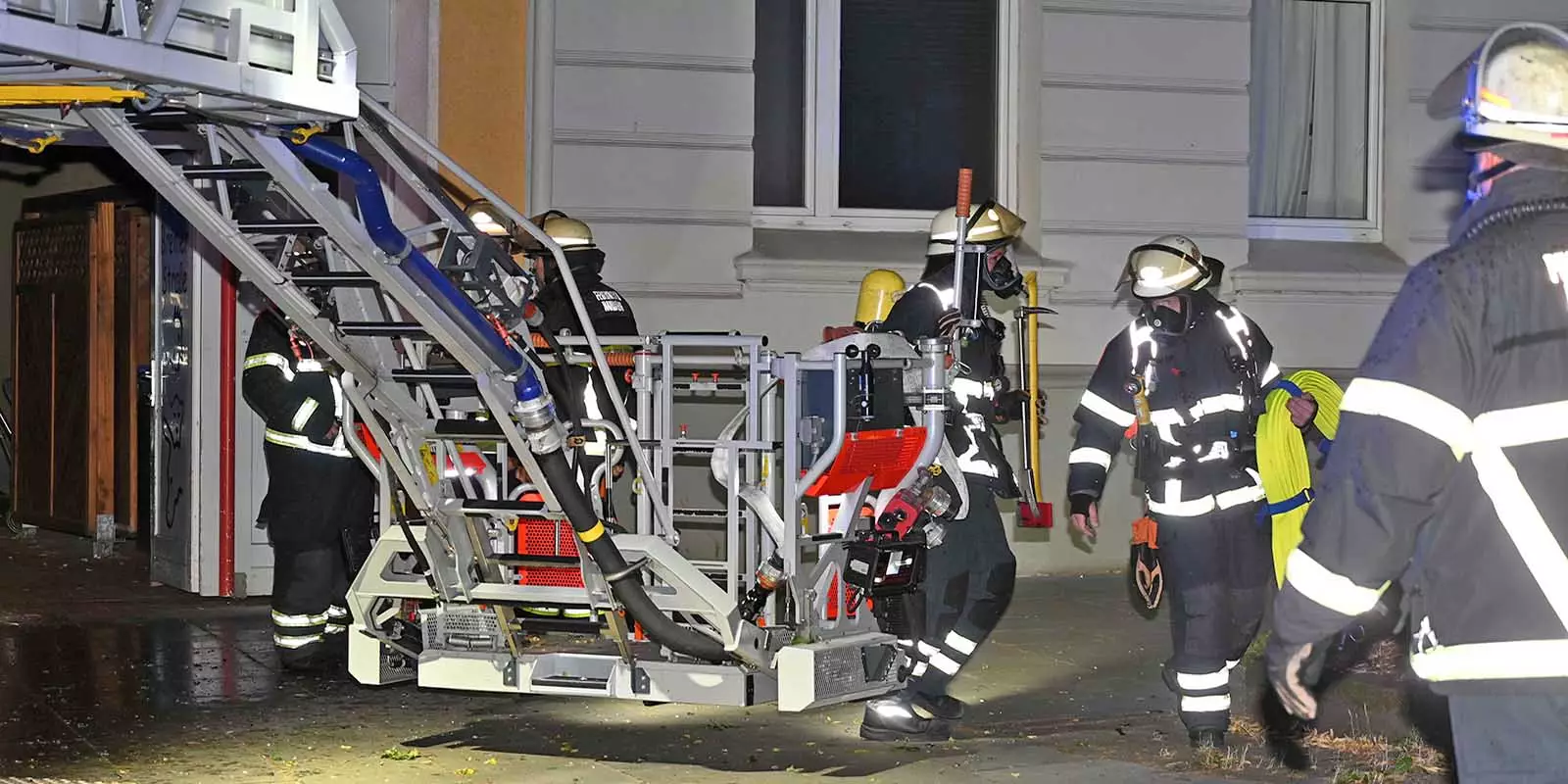Einsatzkräfte der Feuerwehr am Brandort in der Bremer Straße. Foto: Lehnte-Medien
