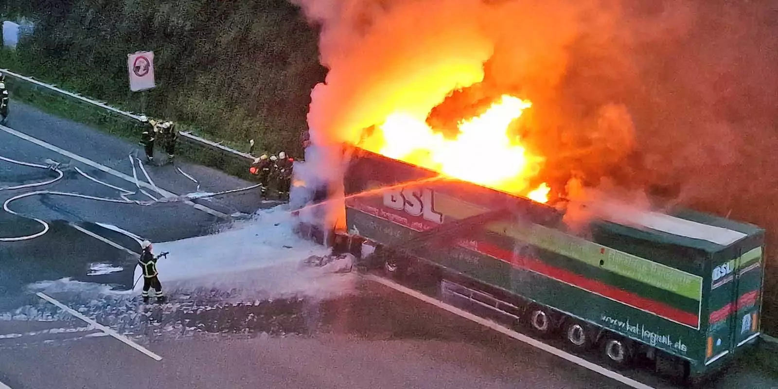 Der brennende Lastzug auf der A7. Foto: Lenthe-Medien