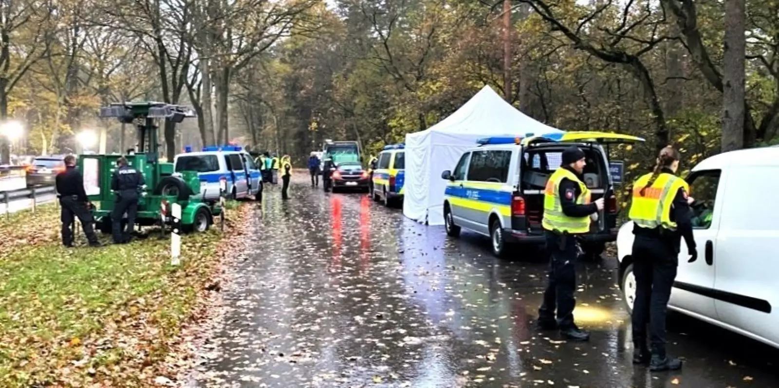 Mit rund 30 Beamten und Mitarbeitern des Landkreises Harburg wurde auf der B75 der Verkehr überprüft. Foto: Polizei