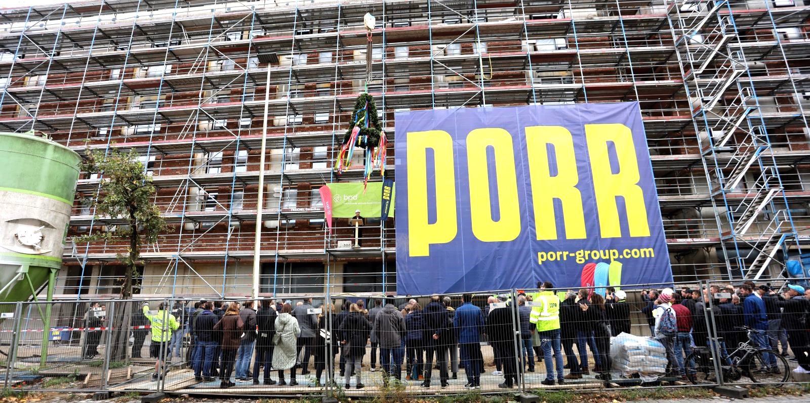 Der Rohbau ist fertig: Mit rund 100 Gästen wurde am Donnerstag Richtfest am Harburger Ring gefeiert. Foto: Christian Bittcher
