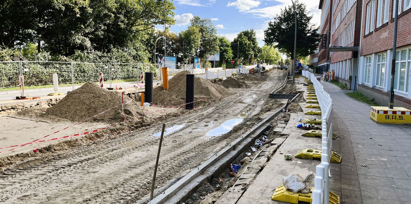 So sieht es derzeit an der Hannoverschen Straße aus: Die Straße und Nebenflächen müssen auf einer Gesamtlänge von 330 Metern grundinstand gesetzt werden. Foto: Christian Bittcher
