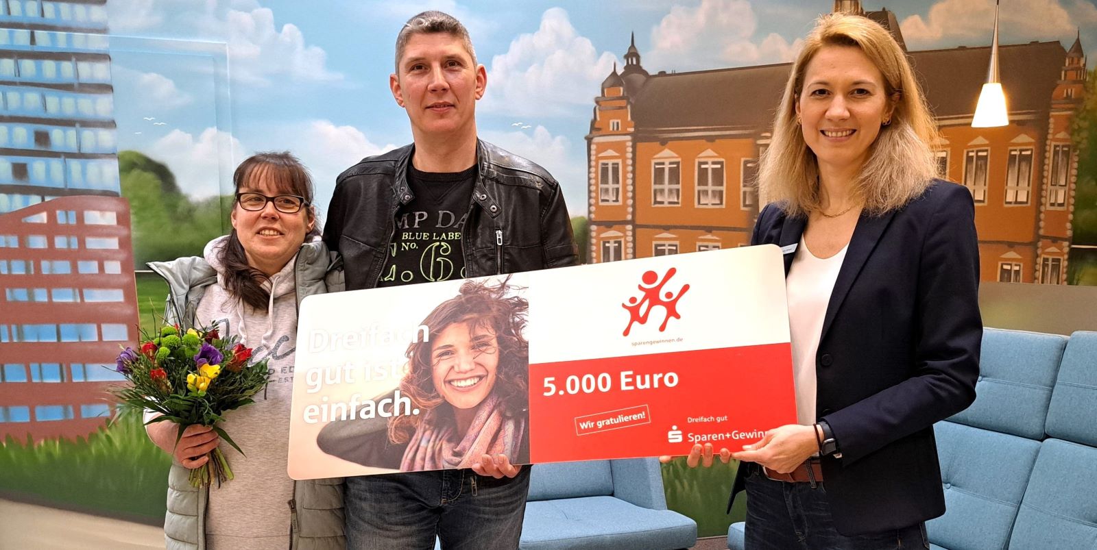 Glückliche Kunden: Mathias Böckmann und Mandy Beckmann nehmen von Sophia Aßmann den symbolischen Scheck entgegen. Foto: Sparkasse