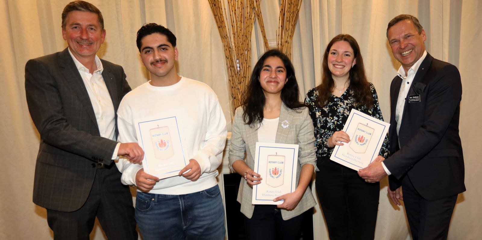 Club-Präsident Torsten Schümann (links) und Jugenpreis-Organisator Bert  Stoklossa mit den Preisträgern Mohammed Al Zoubi, Riali Shekarpuri  und Pia Nolting. Foto: Christian Bittcher