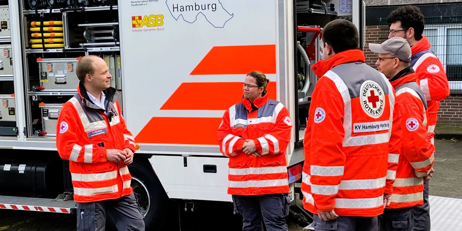 Kreisbereitschaft_Team: Freitagabend am "GW San" in Harburg: Ein Team der Kreisbereitschaft mit Florian Peters (l.)
