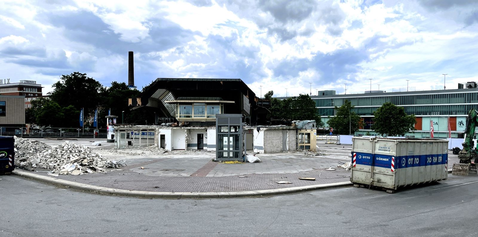 Die Abrissbagger haben bereits ganze Arbeit geleistet. Von der ehemaligen Busumstiegsanlage ist nicht mehr viel übrig.