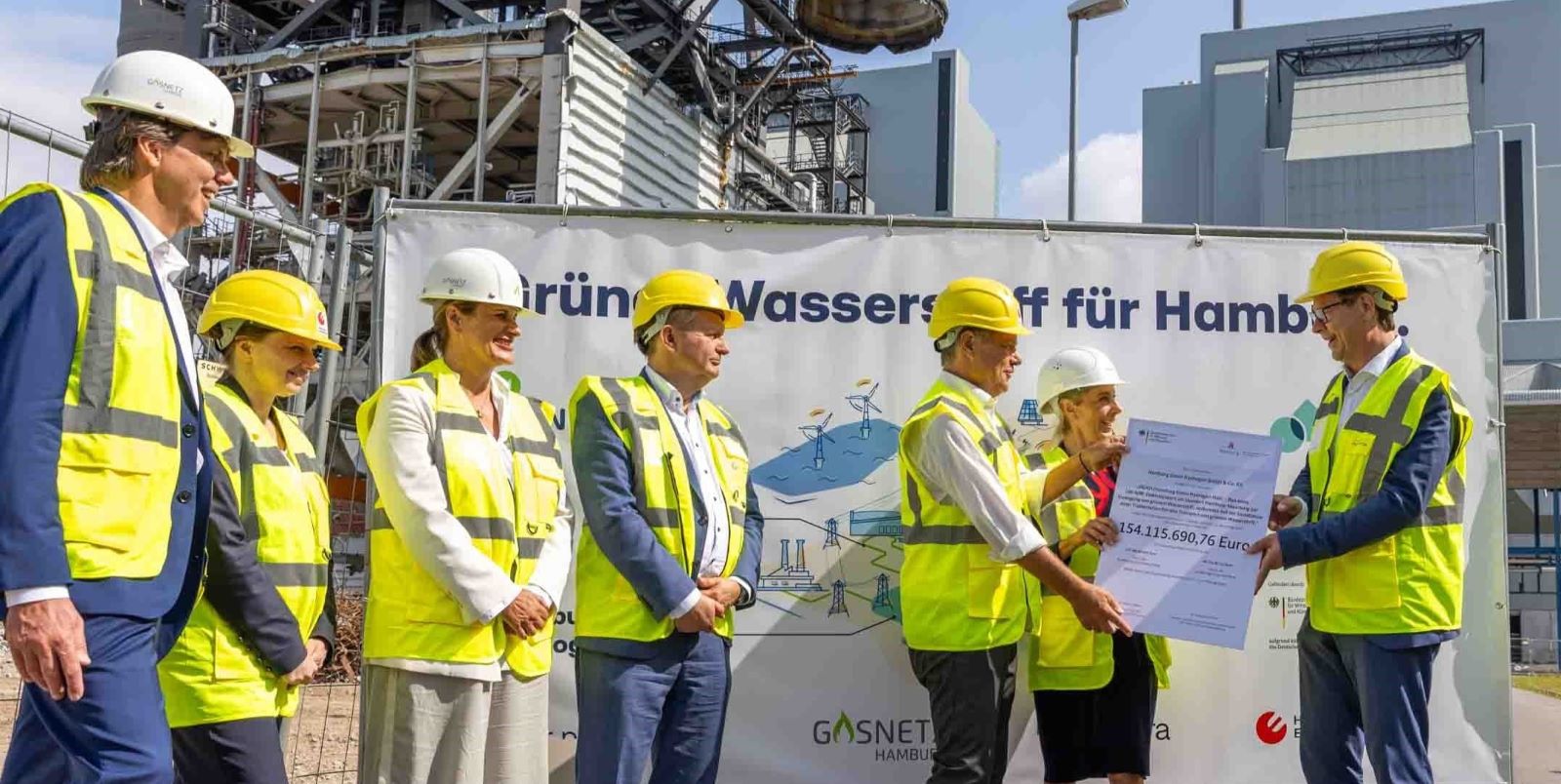 Im Beisein von Hamburgs Wirtschaftssenatorin Melanie Leonhard und Hamburgs Umweltsenator Jens Kerstan hat Bundesminister Robert Habeck am künftigen Wasserstoffstandort Moorburg die IPCEI-Förderbescheide von Bund und Land für die Projekte HGHH und HH-WIN übergeben.