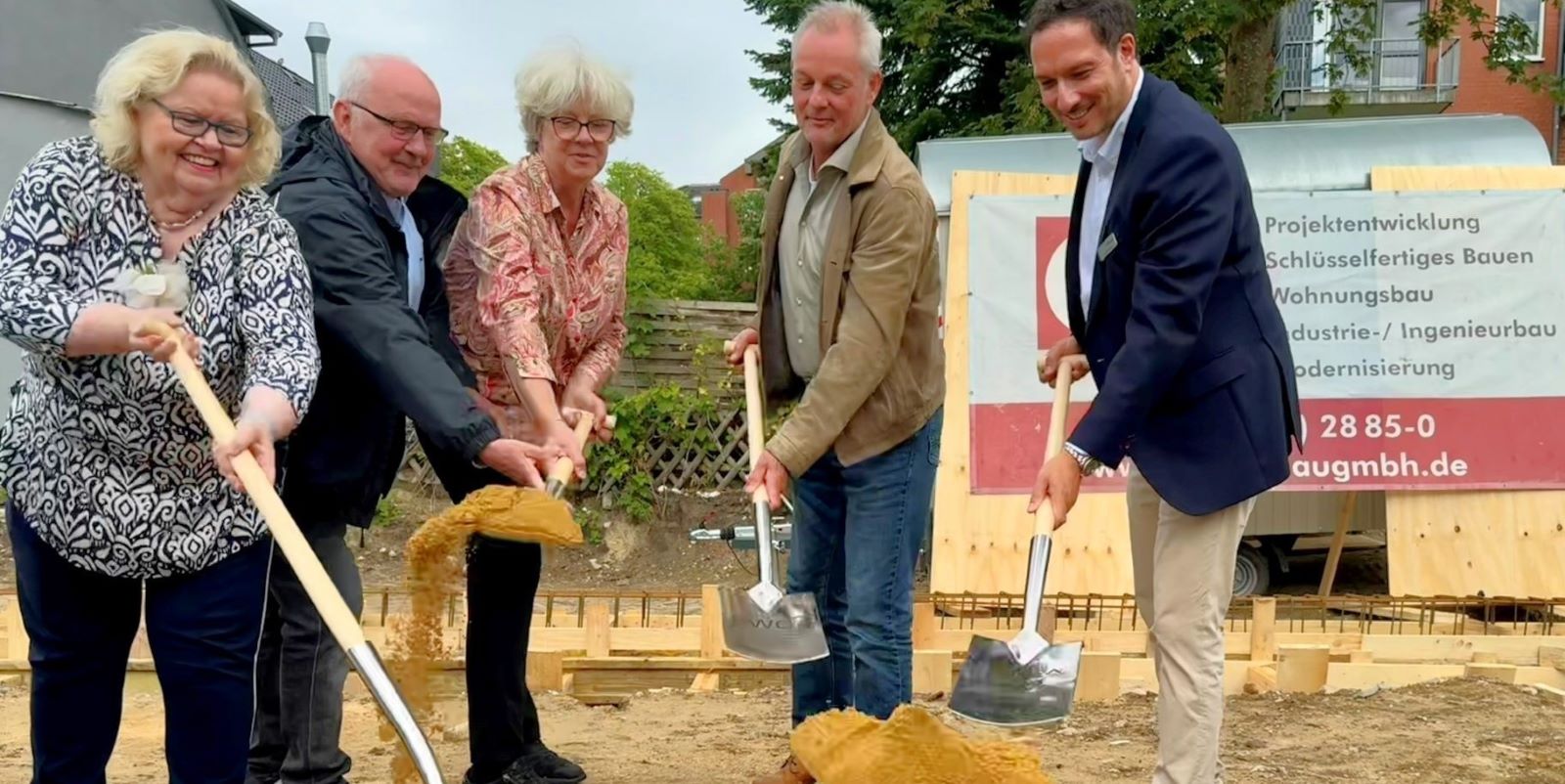 Gemeinsam geben Seevetals Gemeinderatsvorsitzende Angelika Tumuschat-Bruhn (von links), Meckelfelds Ortsbürgermeister Peter Langenbeck , Seevetals Bürgermeisterin Emily Weede, Groth-Bau-Geschäftsführer Jan Groth und KWG-Geschäftsführer Daniel Robionek den Startschuss für das Bauprojekt in Meckelfeld. Foto: Landkreis Harburg