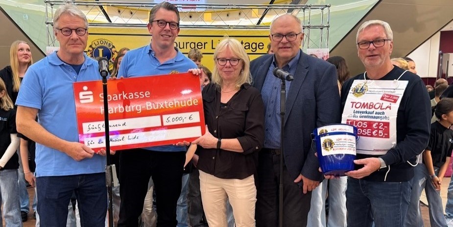 5000 Euro für die Musical Kids: Jürgen Linzer (v.l.), Timo Wright (Präsident Lions Club Harburger Berge) Susanne Heynitz, Musical Kids, Bernd Meyer und Wolfgang Bräuniger. Foto: pr